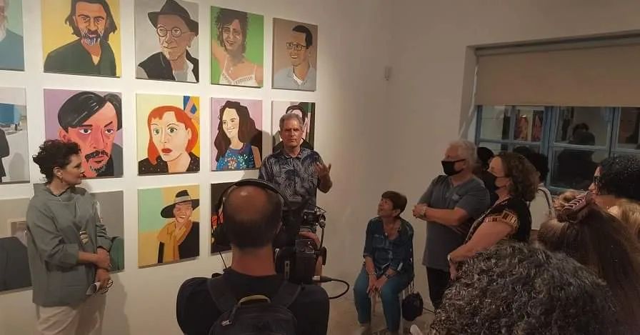 עם האוצרת טל גלפר בפתיחת "תמונות וזכרונות", יוני 2022